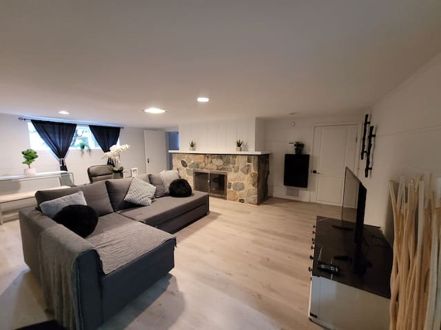 Japanese Garden | Two Queen Beds | Sleeps 6 | 地下室