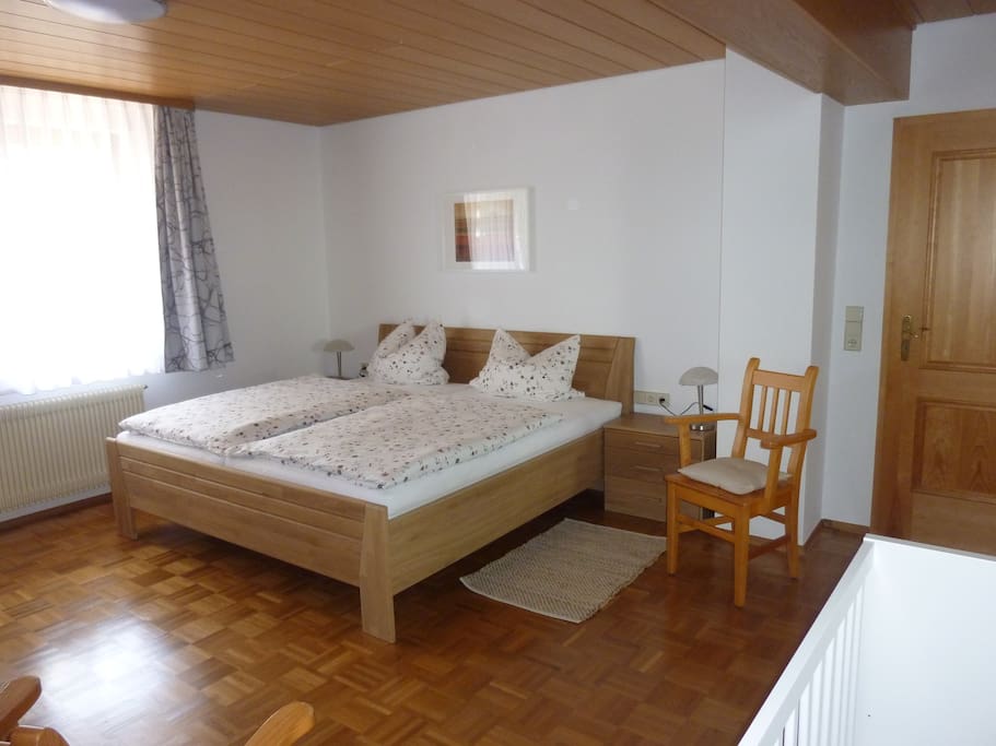 geräumiges Elternschlafzimmer mit Kinderbett