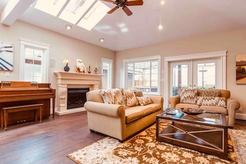 Successful Airbnb property: LUXURIOUS 8BR+6 BA in Central Van❤️Jacuzzi+Sauna in Oakridge