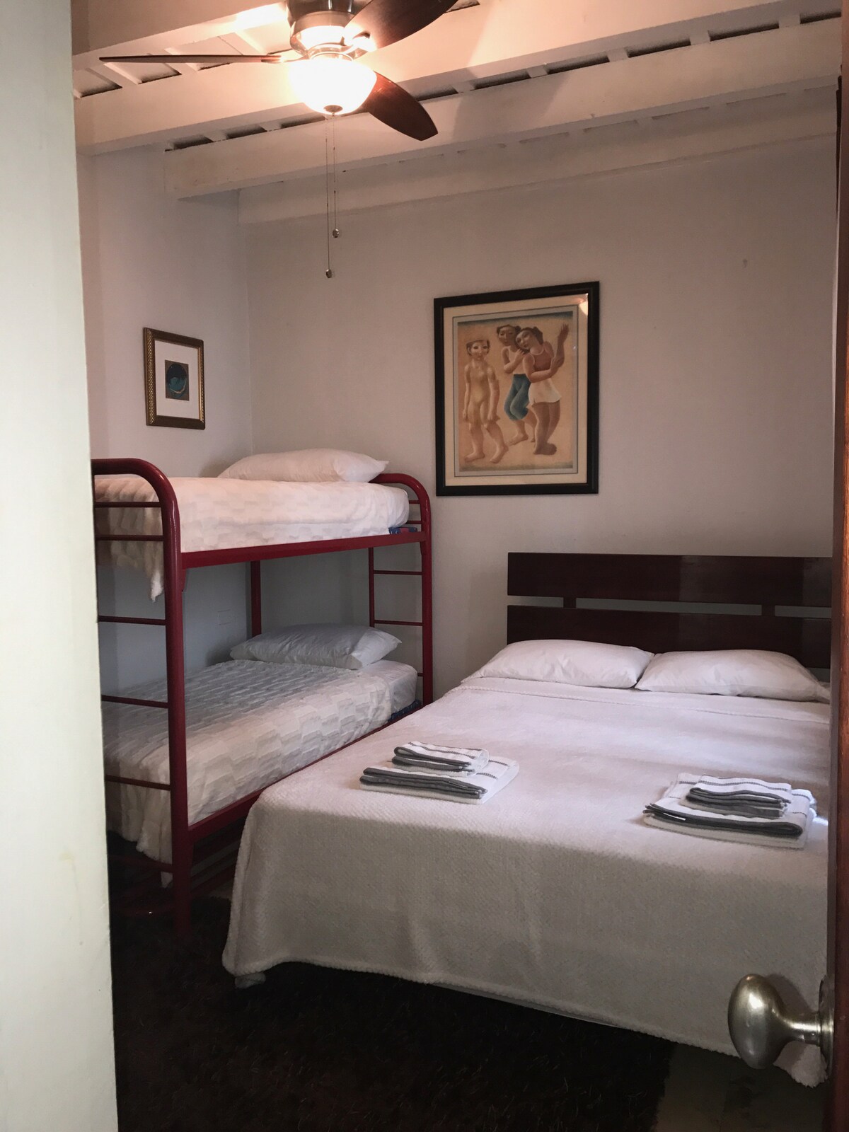 חדר שינה בקומה השנייה עם מיטת קווין סייז ומיטת קומתיים.