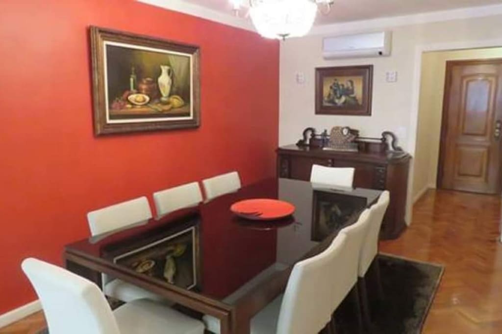 Sala de jantar com aparador e mesa de 8 cadeiras.