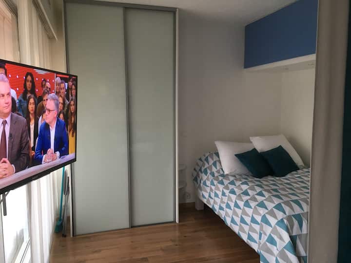 veľmi svetlá izba s 2 veľkými arkýřovými oknami 
