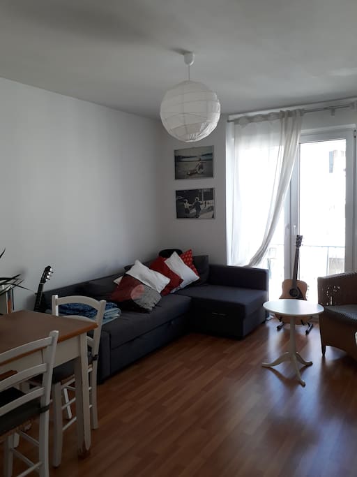 Wohnzimmer/Gästezimmer - Couch und Esstisch