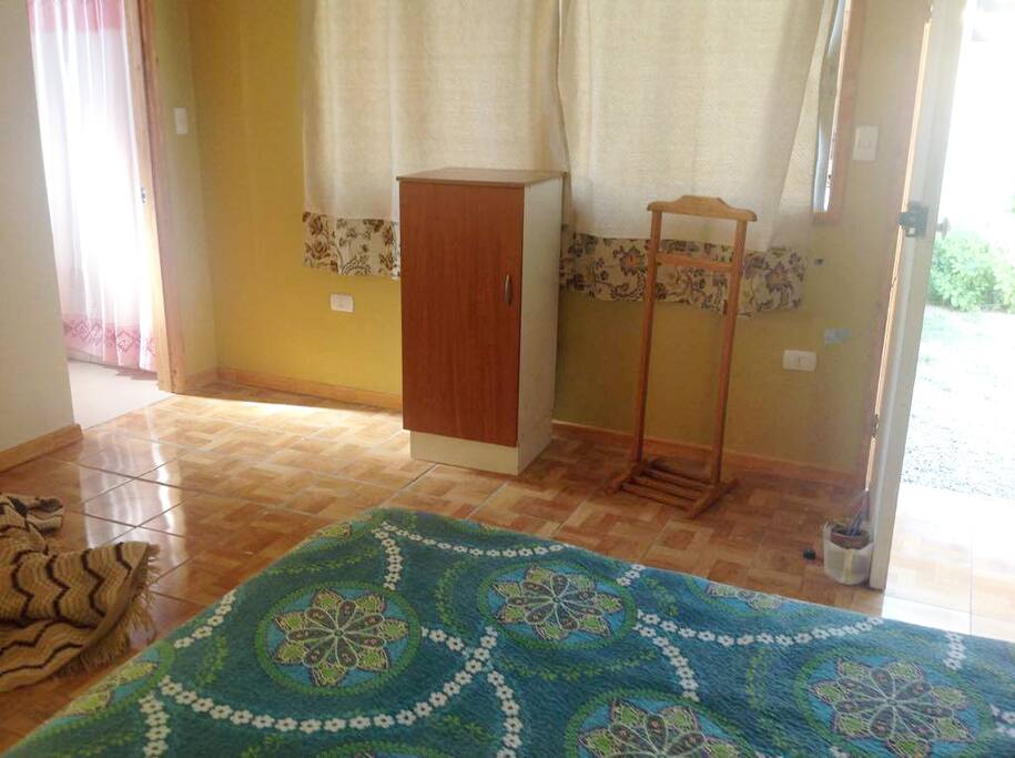 Incluye un mueble para guardar ropa y colgador.