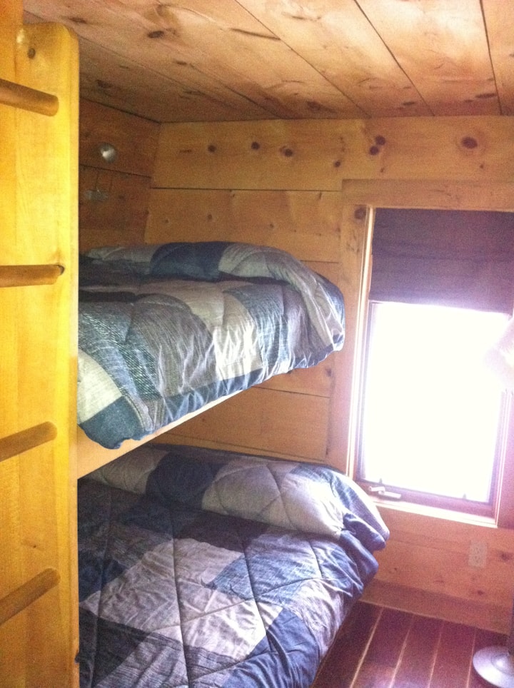 Spálňa č.3
Jednolôžko hore, plná na spodnej strane