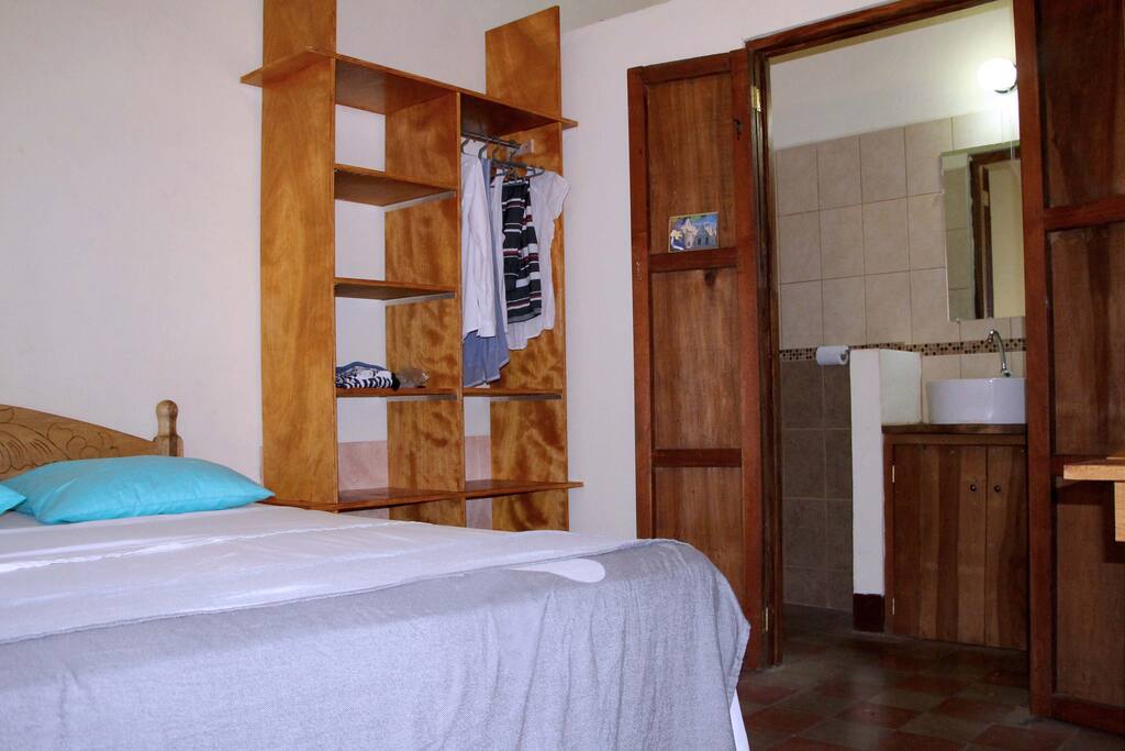 Room 4 - Bed - Closet - private Bathroom