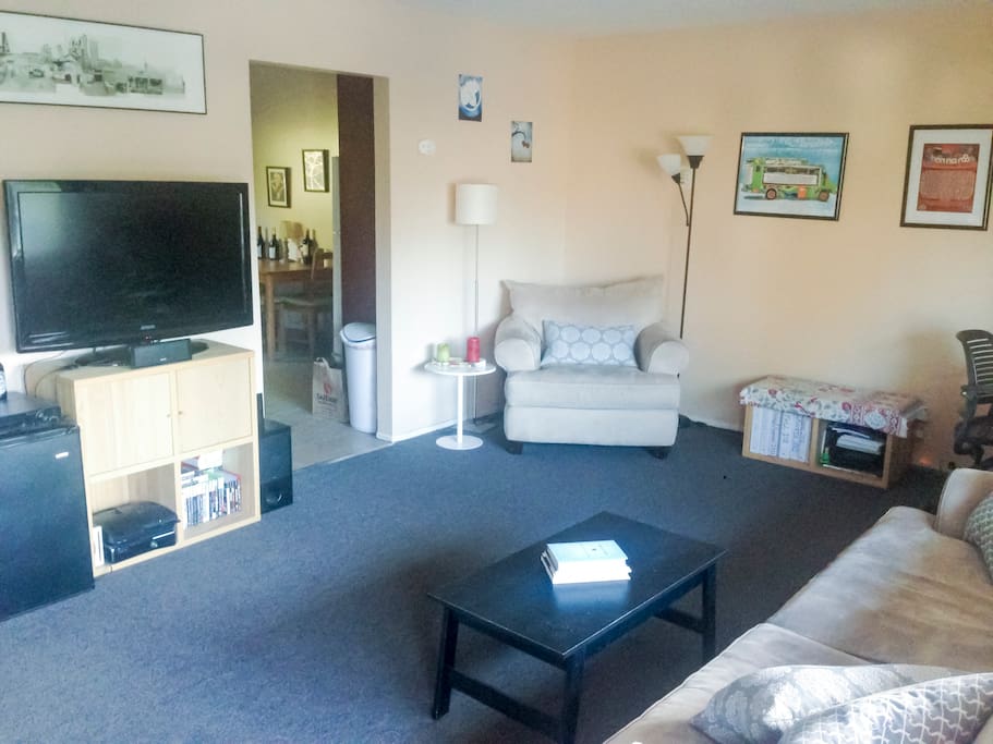 Living room, with view to kitchen