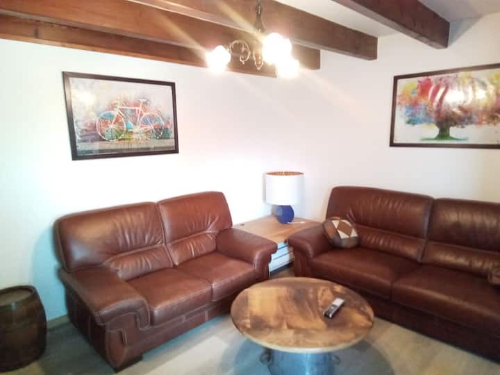 Maison Chaleureuse Avec Garage Pour Vélos Et Motos - Lure