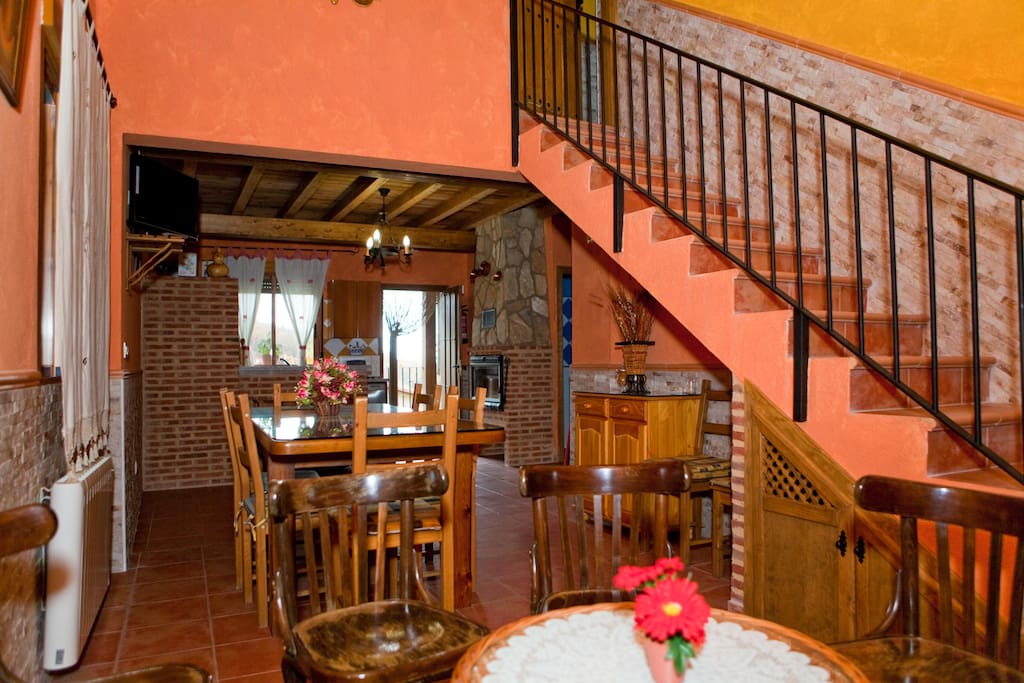 Salón con chimenea.