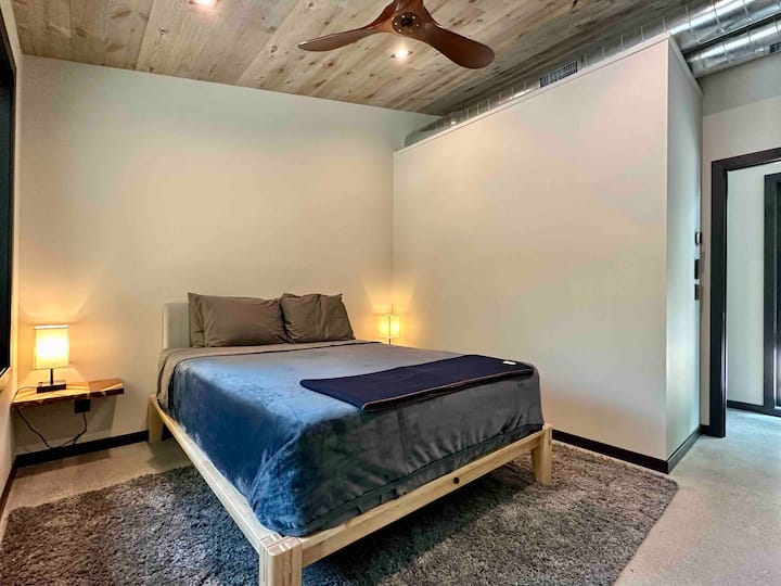 Dormitorio medio con cama tamaño Queen.