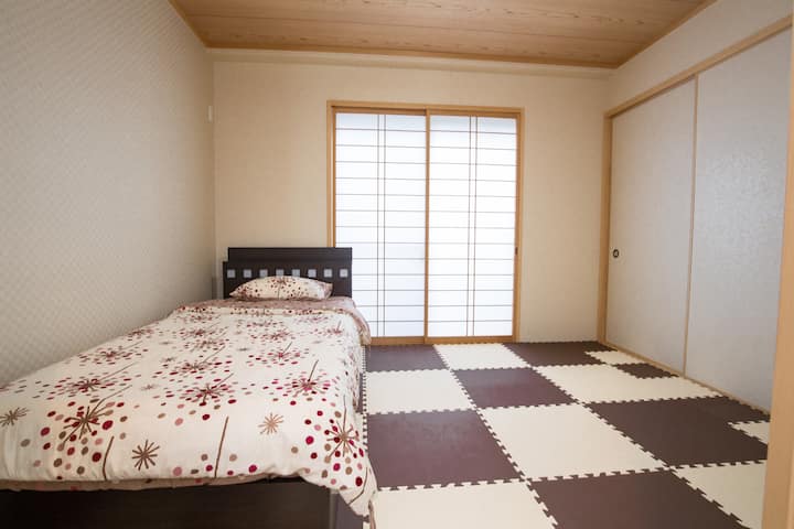 חדר 4. יש מיטת יחיד עם מיזוג אוויר בקומה התחתונה. 