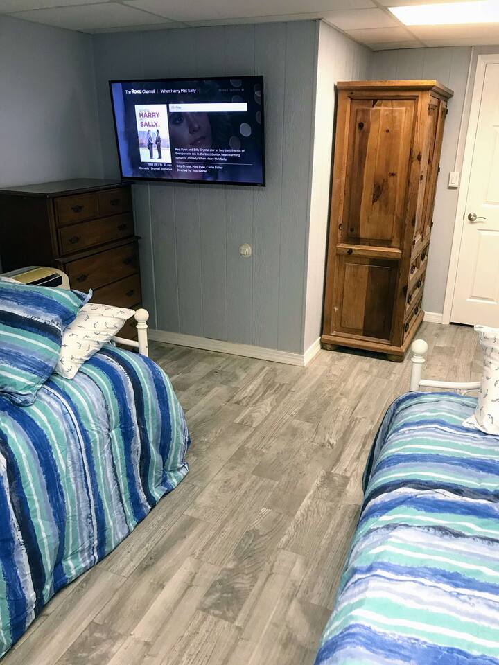 Guest Room 2, has 2 full size day beds and 2 twin trundles. Veliki televizor s Netflixom i Amazon Primeom.