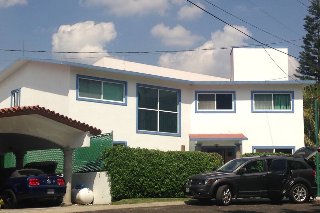 Vista frontal de la casa