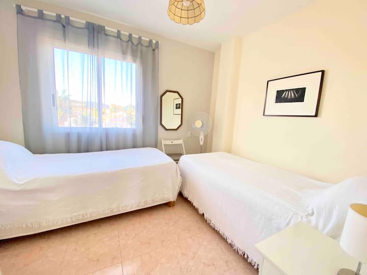 Dhoma e gjumit 3: Krevate dyshe me gardërobë të pajisur, gjoks me sirtarë, tavolina pranë krevatit, ventilatorë dhe pamje nga malet Montgo.