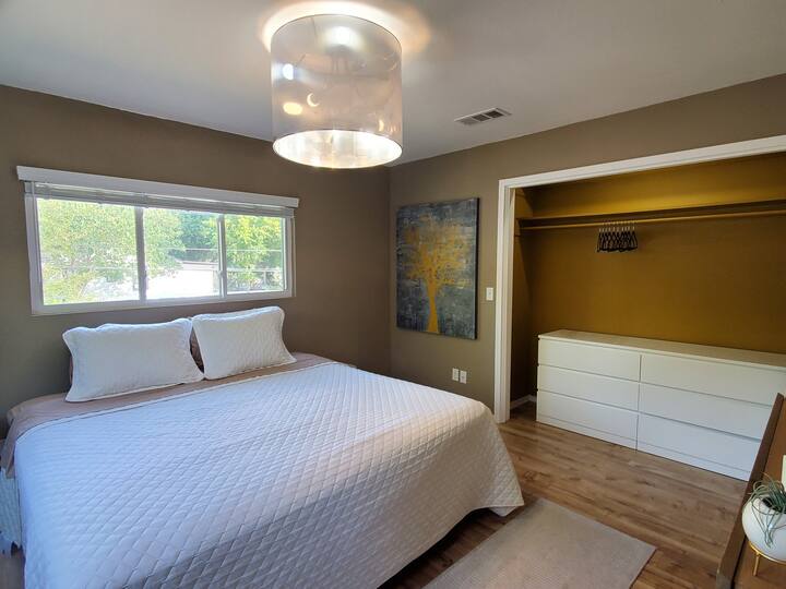 Dormitorio principal con baño