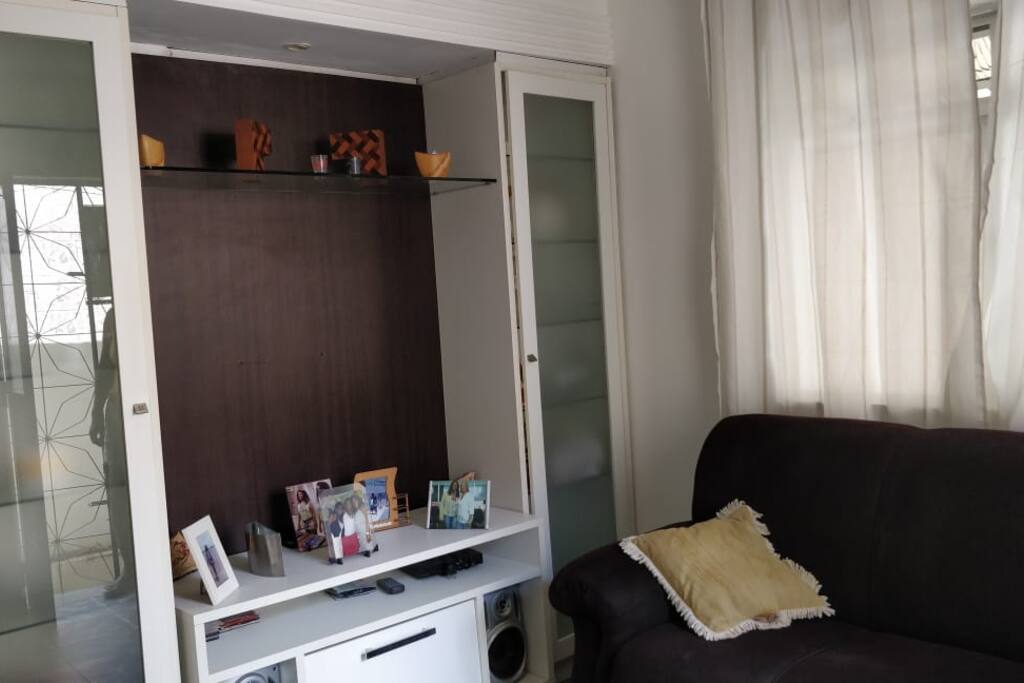sala com estante e sofá