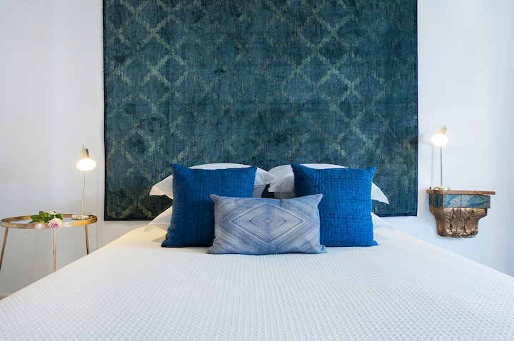 Kjo dhomë gjumi ka një krevat të rehatshëm me nuanca qetësuese blu, dekor elegant me prekje unike dhe një banjë brenda në suitë, të gjitha të plotësuara nga një pamje mahnitëse e qytetit.