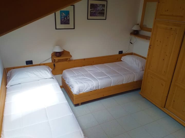 חדר עם שתי מיטות שניתן לחבר והיכן על פי בקשה ניתן למקם מיטה נוספת לאדם השישי האפשרי. 