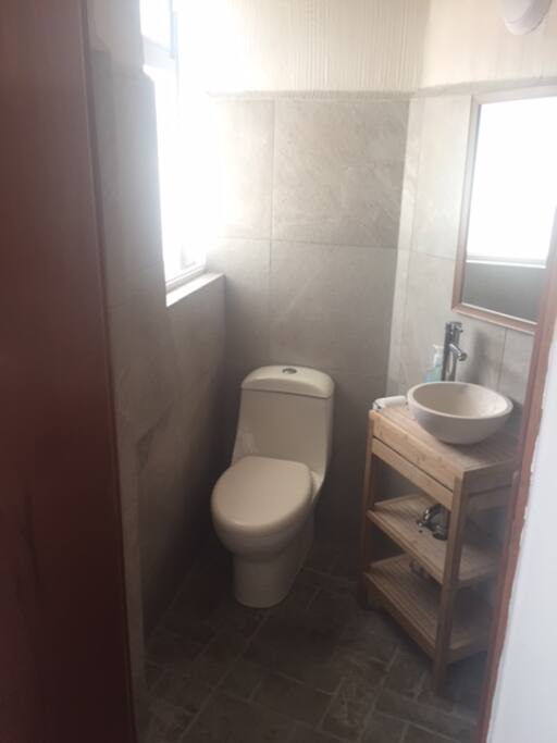 Baños confortables completamente nuevos