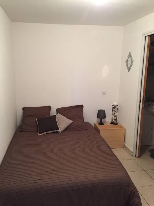 chambre avec lit en 140cm et salle de bain