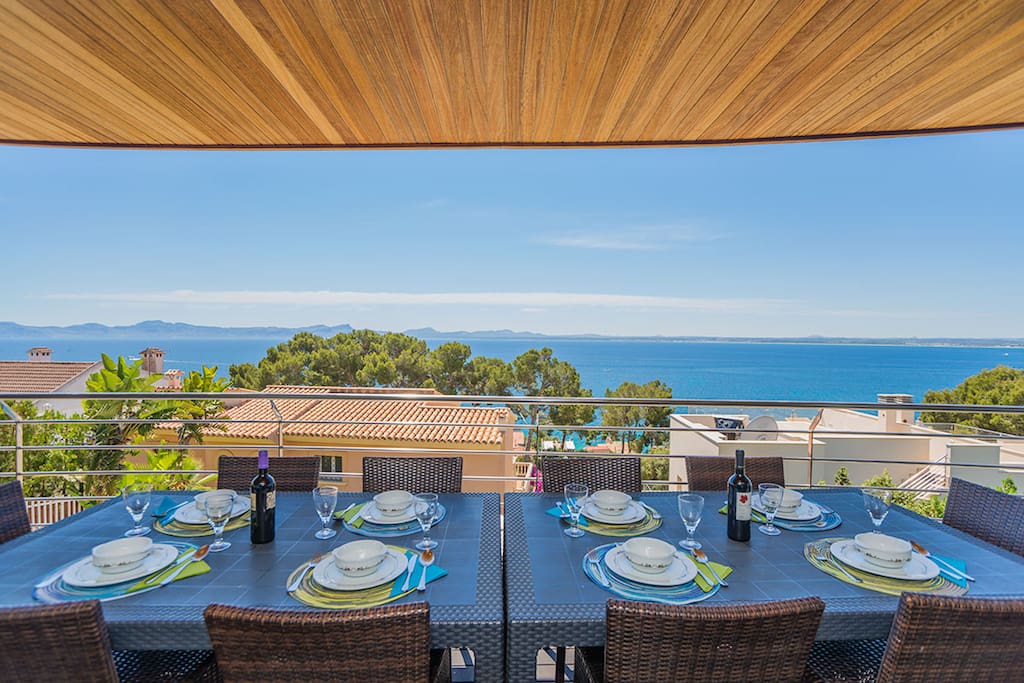 Terrace with large table and sea view