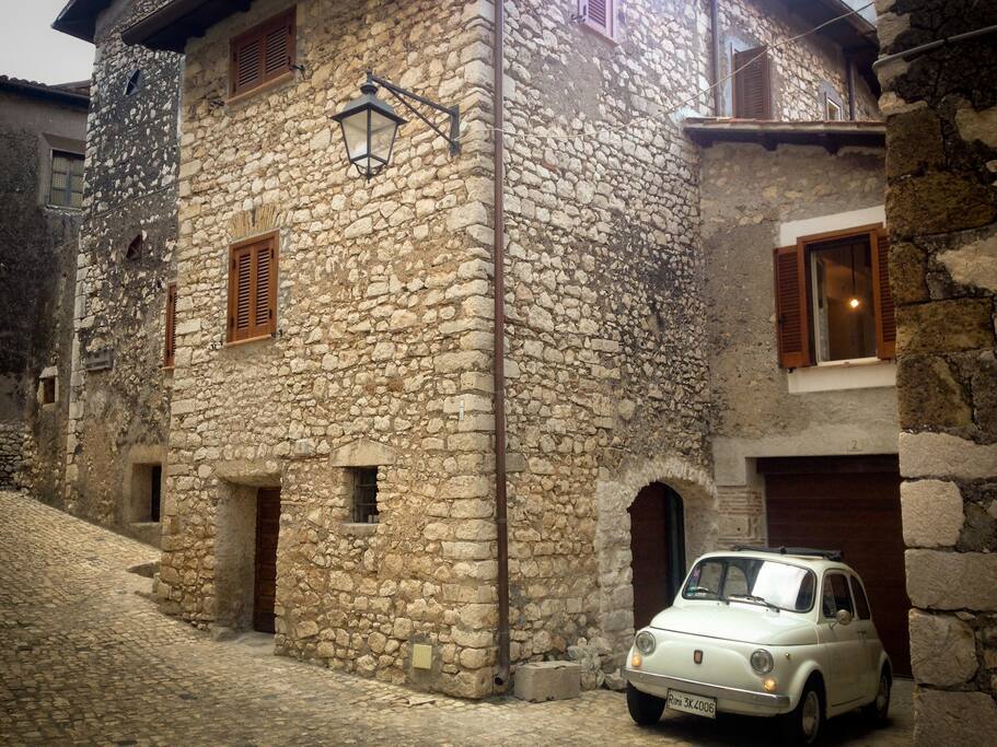 La facciata esterna della struttura con la porta di ingresso.