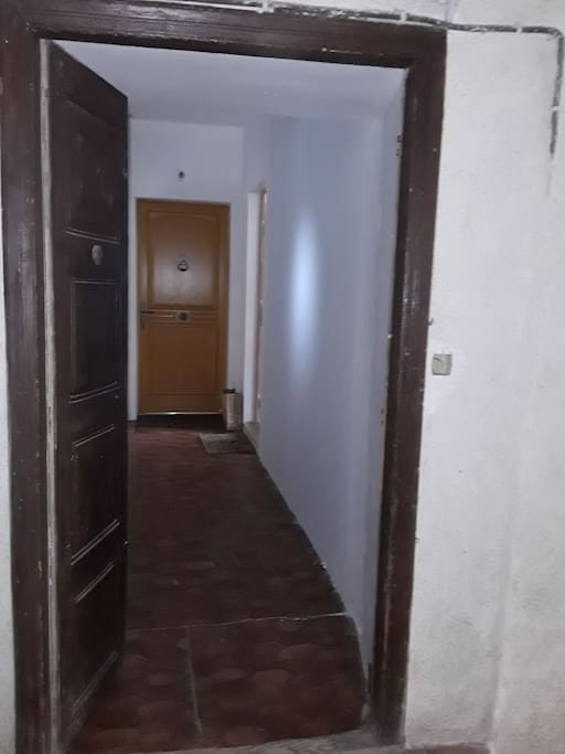 Couloir d'entrée,porte a Droite