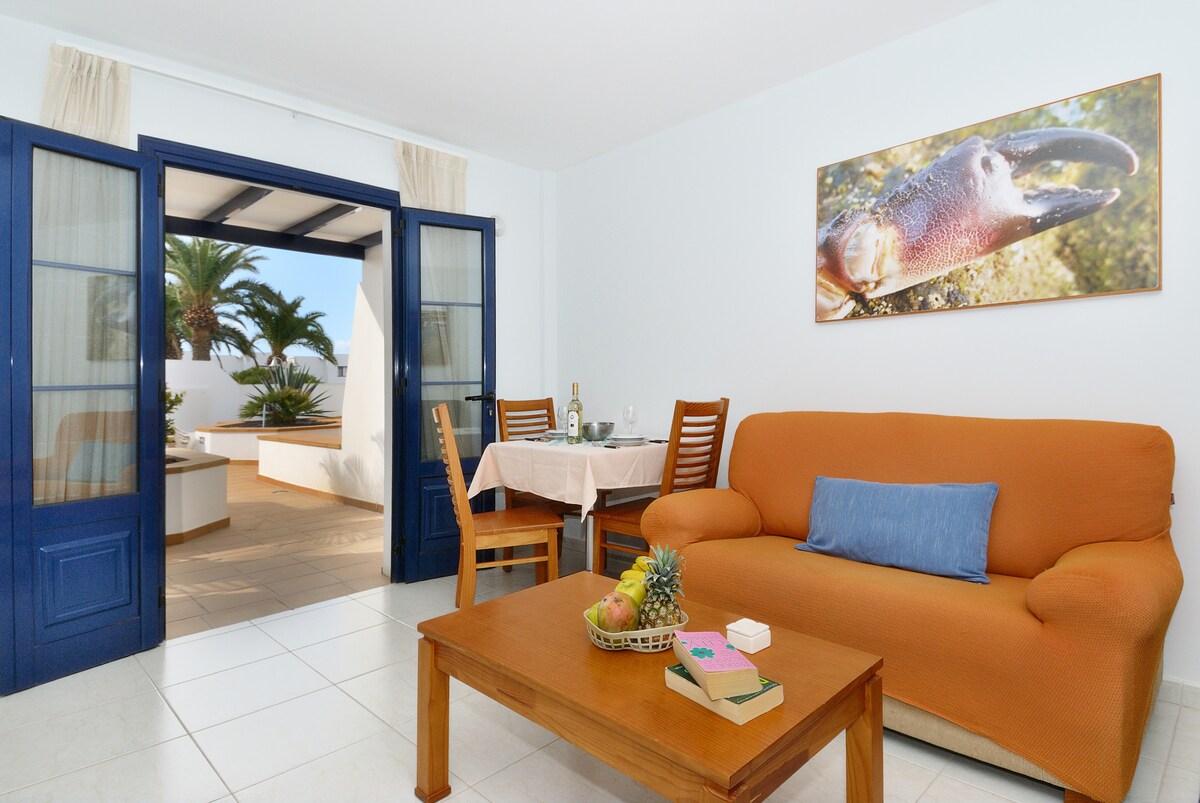 Top Airbnb: Apartment in a small residence with swimming pool, in a quiet area. in Yaiza