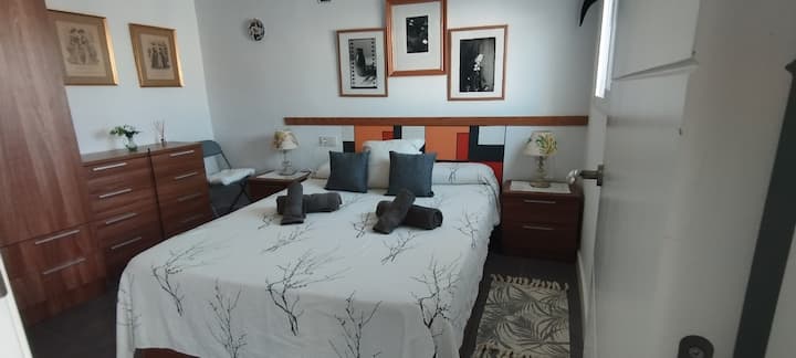 Spavaća soba s 1,35 vrlo udoban madrac, zidni ventilator,prozor s pogledom na terasu i Cadiz 