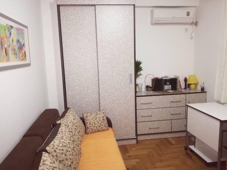 dnevna soba sa radnim stolom