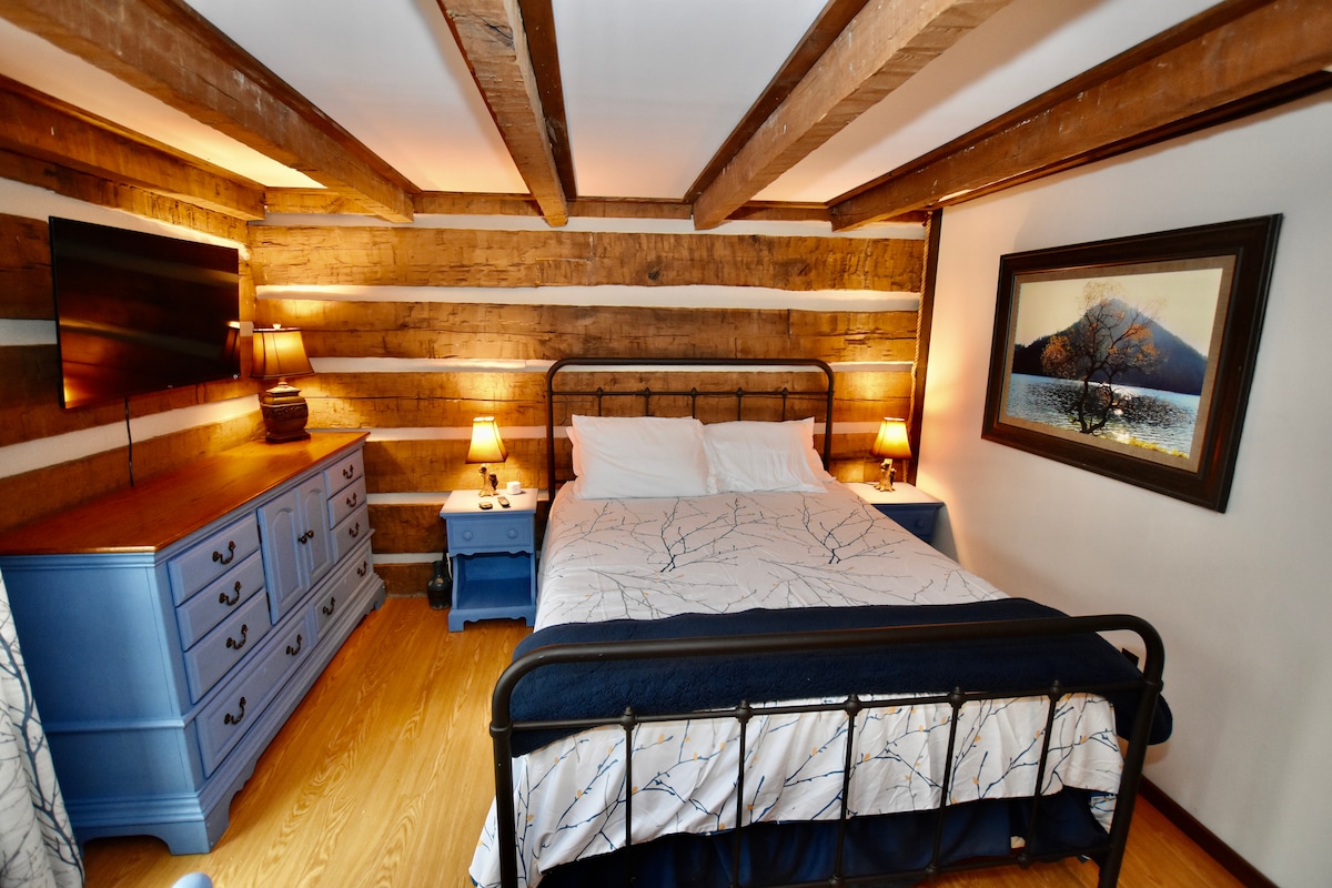 ห้องนอนที่ 2 พร้อมเตียงควีนไซส์และทีวี Roku ขนาด 43 นิ้ว