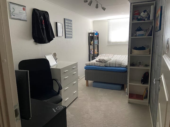 Dhomë gjumi me krevat dhe dyshek 120 cm në bodrum 