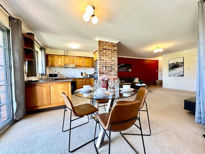 Chic 3-br Apt in Parramatta Centre & Free Parking