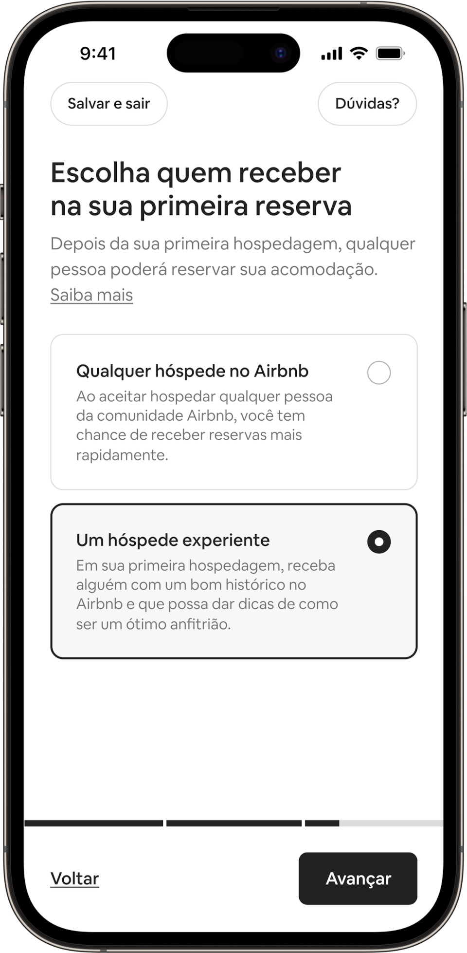 Um celular mostra um título dizendo: Escolha quem receber na sua primeira reserva. Os anfitriões podem optar por receber qualquer hóspede do Airbnb ou um hóspede experiente. O botão "Hóspede experiente" foi selecionado.