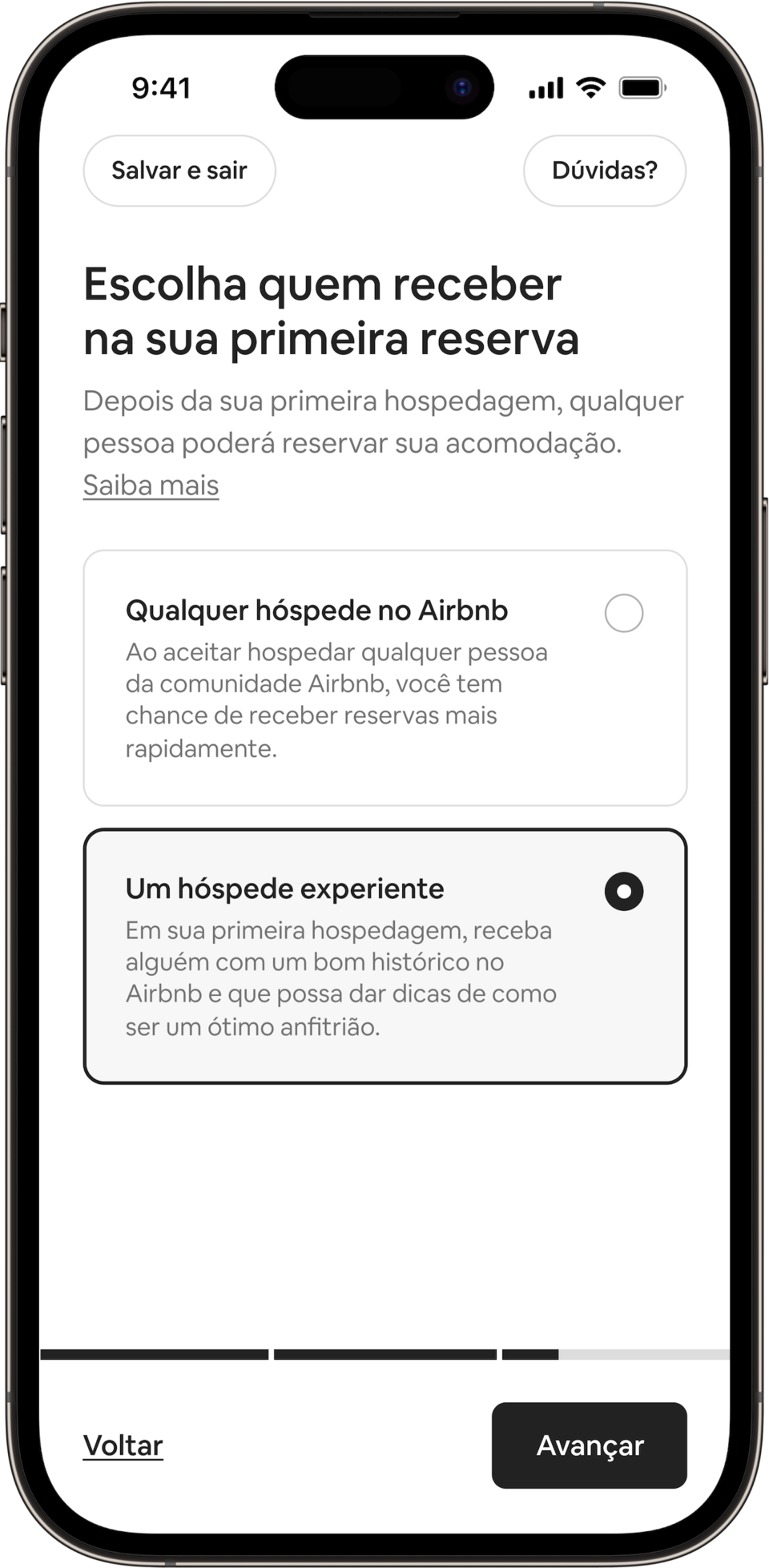 Um telefone mostra um título que diz: escolha quem acolher na sua primeira reserva. Os anfitriões podem optar por receber qualquer hóspede da Airbnb ou um hóspede experiente. Foi selecionado o botão de hóspede experiente.