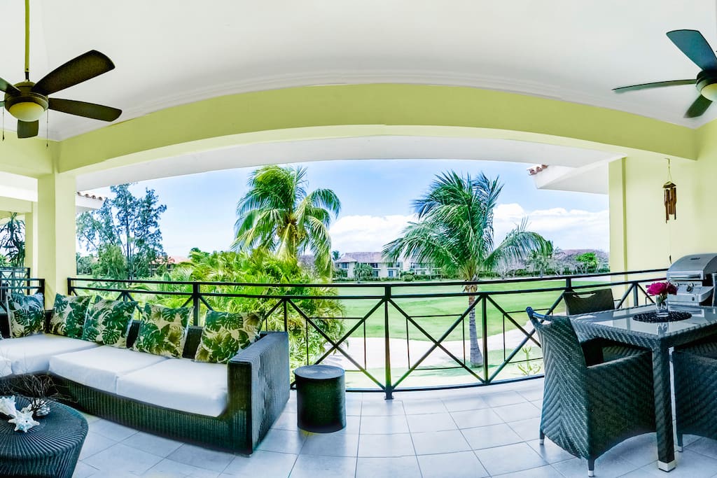 This will be one of your favorite spots in the apartment: an excellent golf view, breezy fresh air, and a relaxing lounge zone to enjoy this beauty!