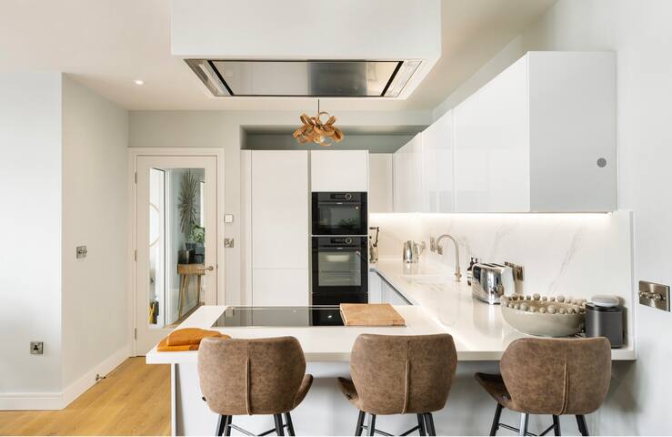 Beautiful waterfront penthouse gallery image 4