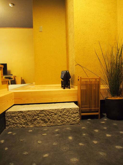 Welcome to 'Hana', the flower room.