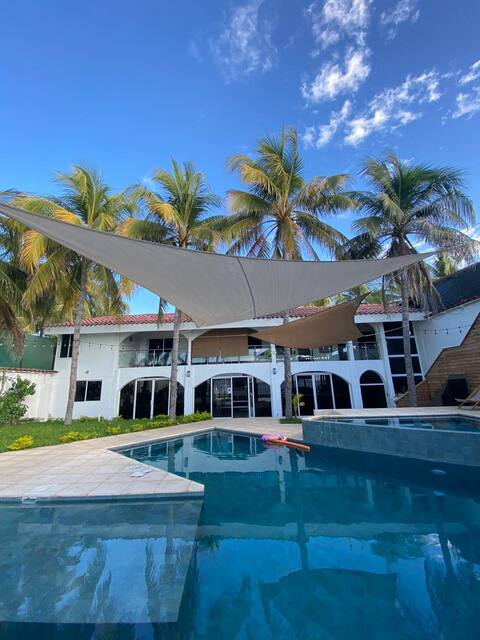 Playa las flores luxury family Home, Beachfront