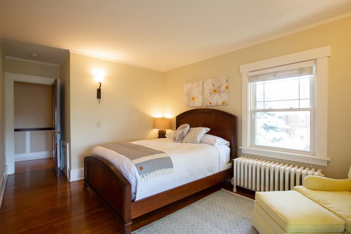 سرير غرفة النوم 2 بحجم كوين (مثل جميع الأسرّة) مزود بملاءات عالية الجودة ولحاف منخفض.