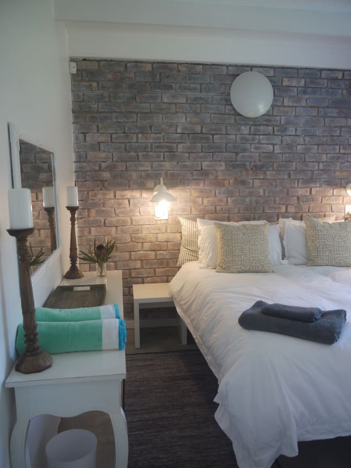 ห้องนอน 2 เตียงใหญ่พร้อมห้องน้ำในตัว