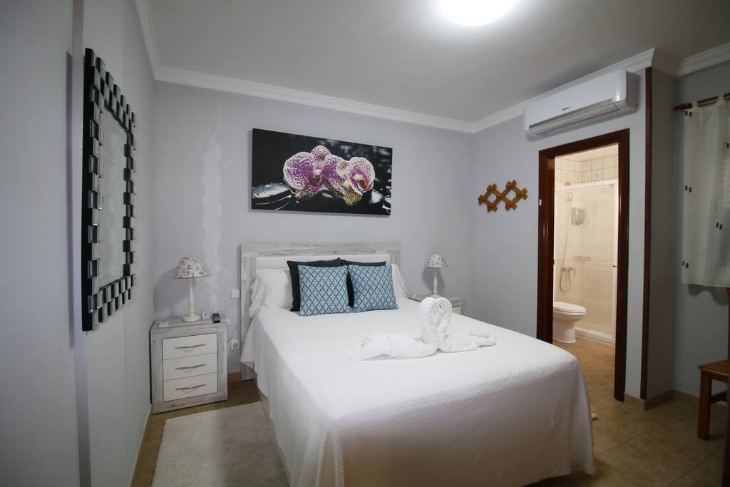 Dormitorio 1 con Smart TV y aire acondicionado