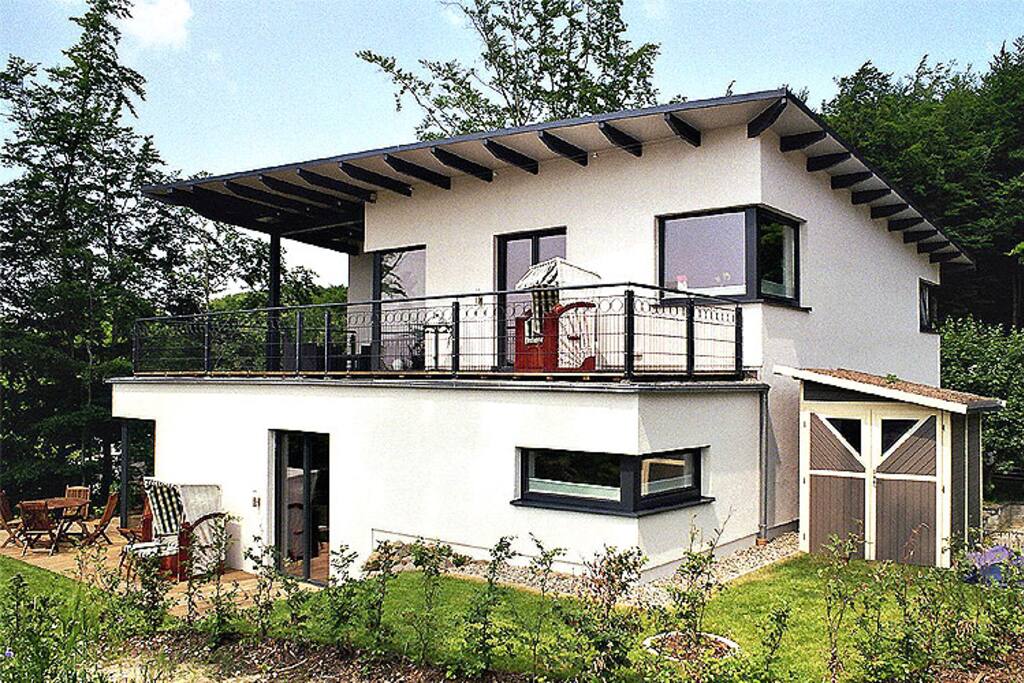 Die Außenansicht der Villa Cliffkante im Ostseebad Sellin auf der Insel Rügen.