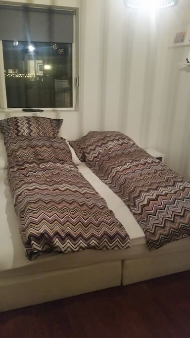 Soverom med dobbeltseng