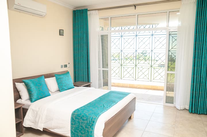 חדר השינה הראשי בקומה העליונה