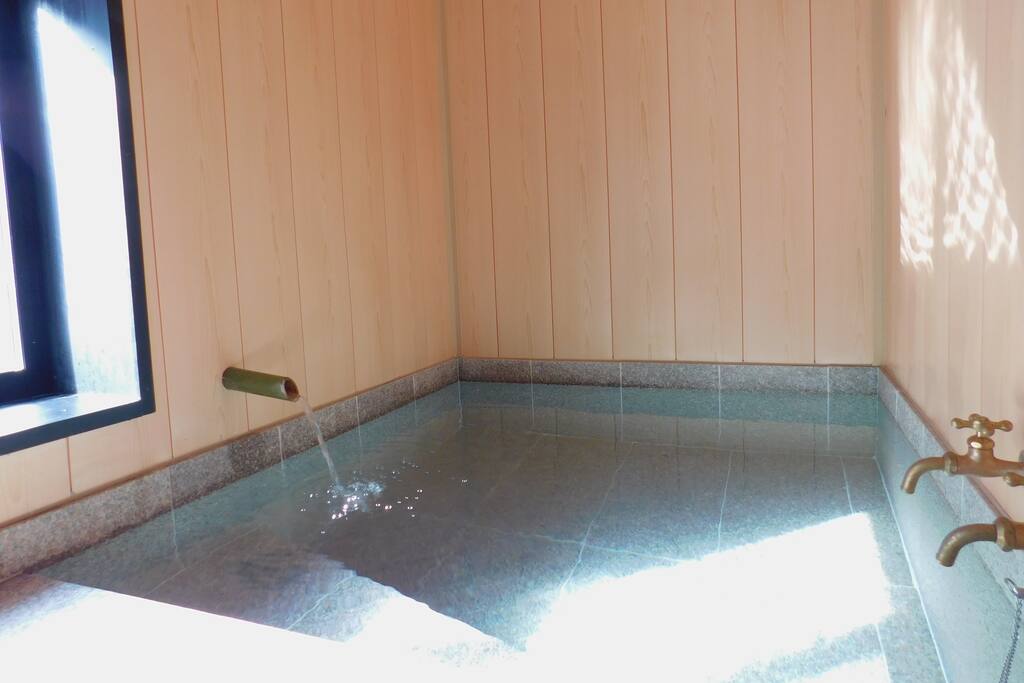 天然温泉かけ流し
Private onsen (hot spring bath)