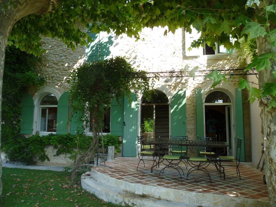 la terrasse devant la cuisine