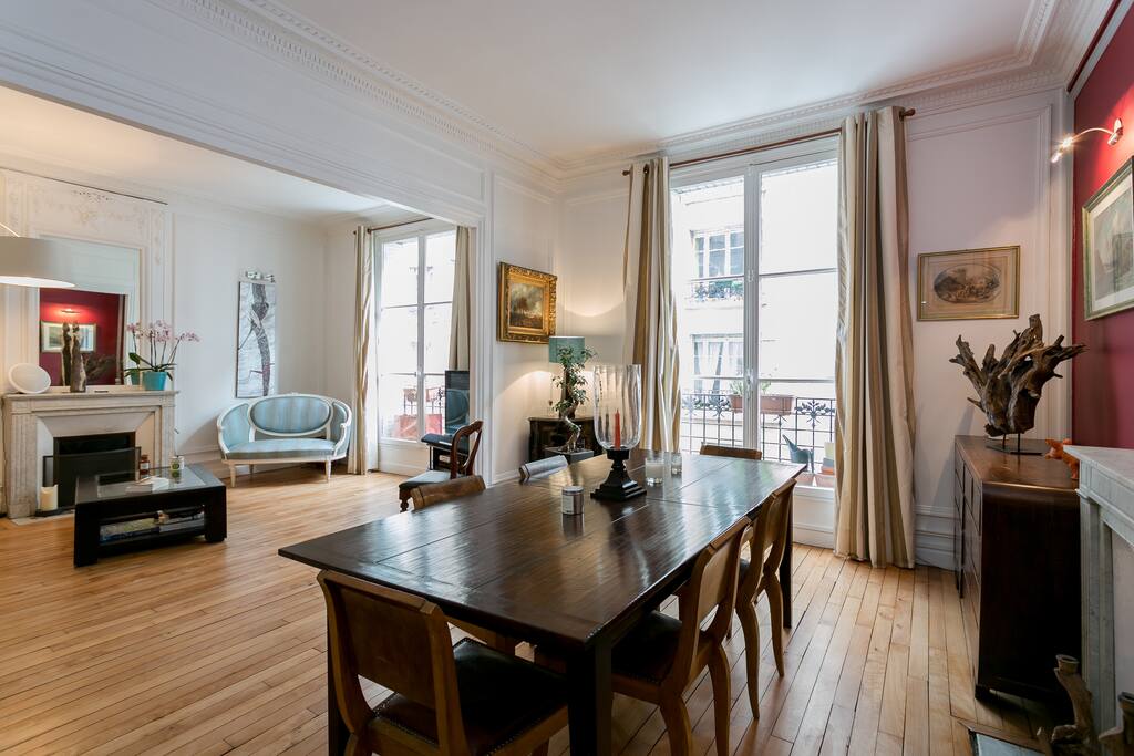 Coin salle a manger avec belle table en bois