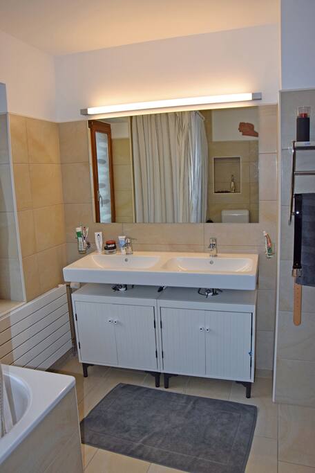 grosses Badezimmer, 1. OG