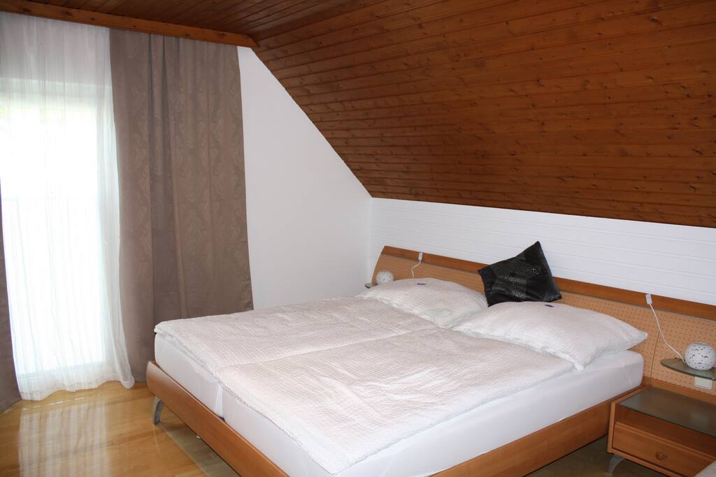 Schlafzimmer
Wohnung 2
Obergeschoss